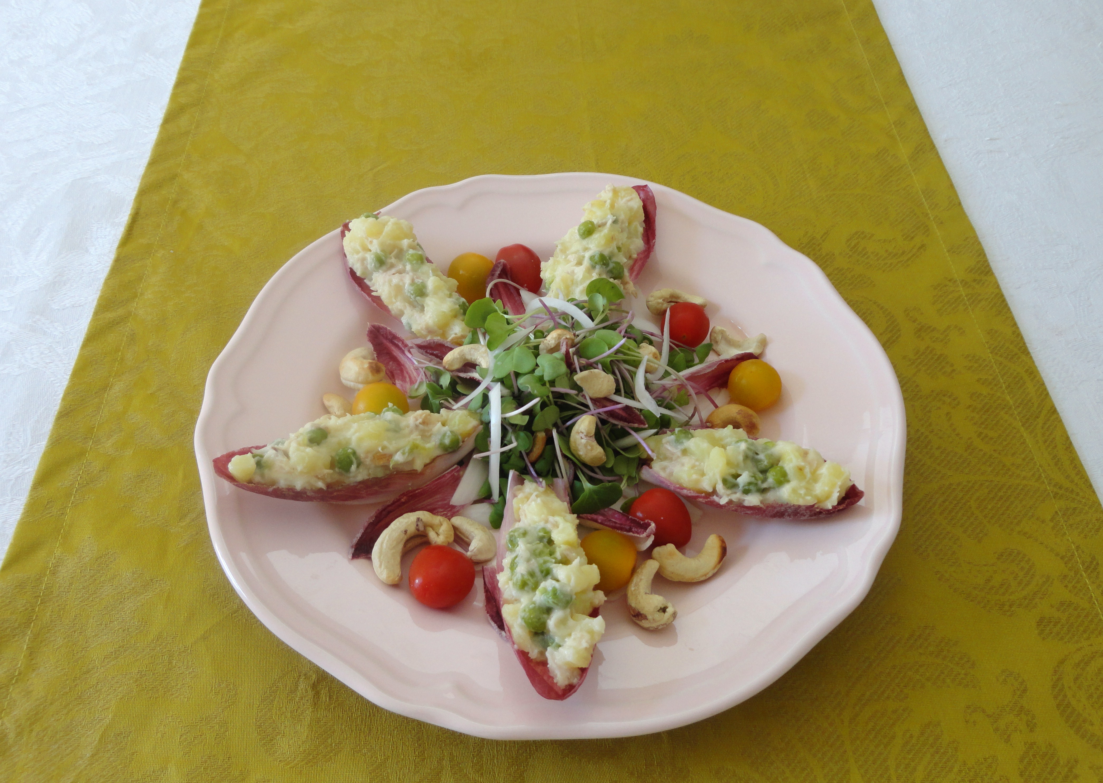 Endívias com Salada de Batata e Atum